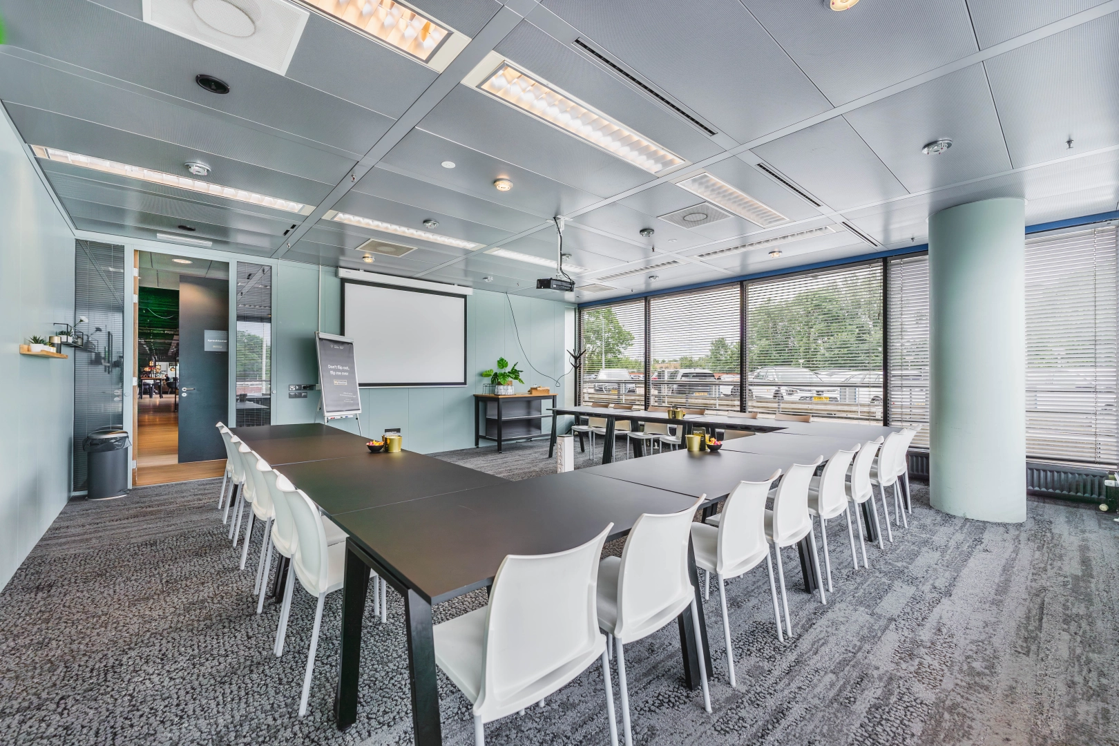 Afbeelding werkplek Honey vergaderruimte MyOffice Groningen