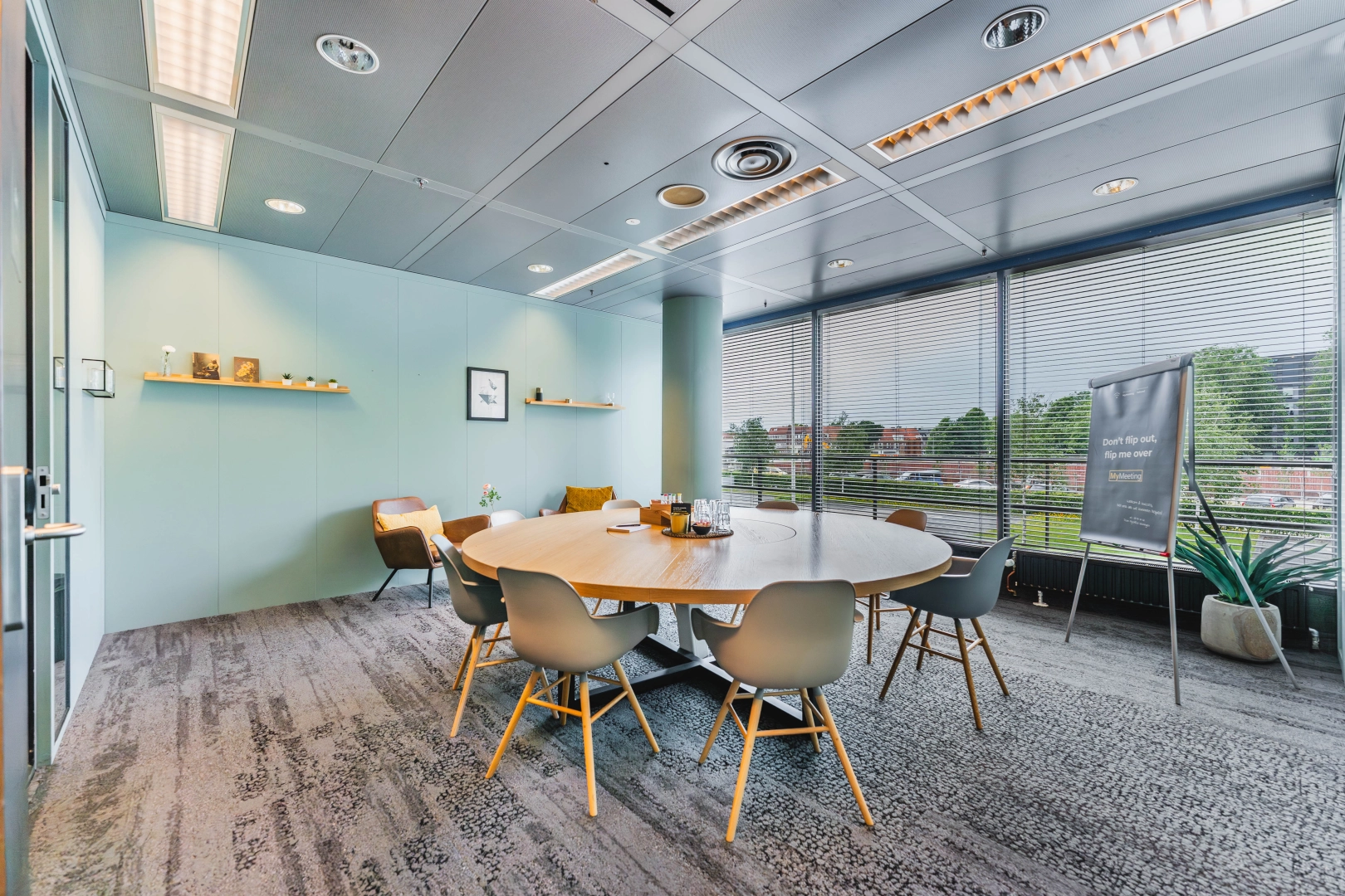 Afbeelding werkplek Sun vergaderruimte MyOffice Groningen